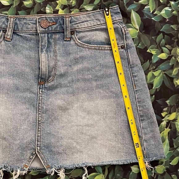 BDG Denim Mini Skirt Raw Hem size XS Preowned UO frayed hem casual on trend - Picture 6 of 7
